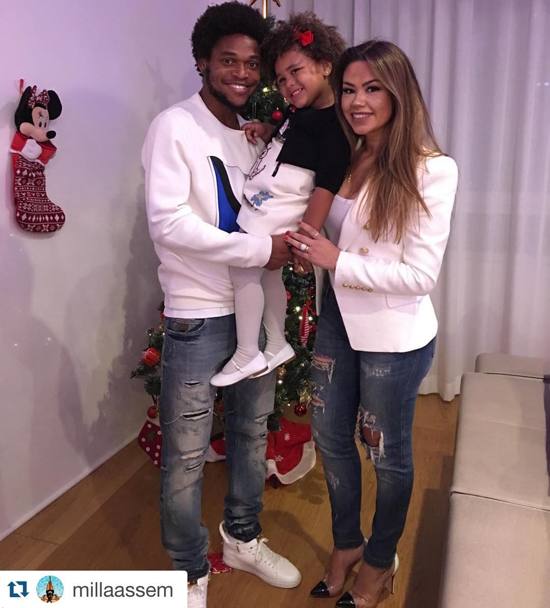 L&#39;attaccanet del Milan Luiz Adriano posa con moglie e figlia. Twitter